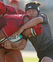 　後半、相手に止められそうになりながらも果敢に前へ出る流通経大柏・石村ビシャル（撮影・中田匡峻）