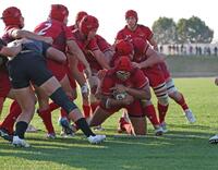 　後半、名古屋を押し切りトライを決める流通経大柏・石村ビシャル（下）＝撮影・中田匡峻