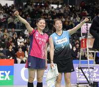 　準々決勝で勝利し、笑顔でポーズを決める志田千陽（左）、五十嵐有紗組（撮影・西岡正）