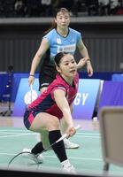 　準々決勝で勝利した志田千陽（下）、五十嵐有紗組（撮影・西岡正）