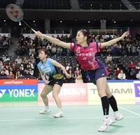 　準々決勝で勝利した志田千陽（右）、五十嵐有紗組（撮影・西岡正）