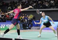 　準々決勝で勝利した志田千陽（左）、五十嵐有紗組（撮影・西岡正）