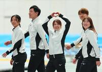 　ミラノ・コルティナ冬季五輪のスピードスケート日本代表発表を終え、笑顔で引き揚げる（前列左から）高木美帆、佐藤綾乃、堀川桃香（後列同）新濱立也、山田和哉