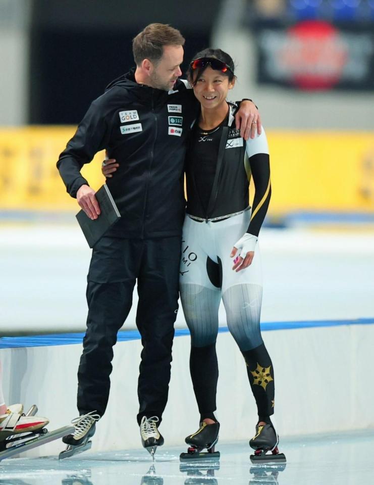 　女子１５００メートルのレースを終えヨハン・デビットコーチ（左）と喜ぶ高木美帆