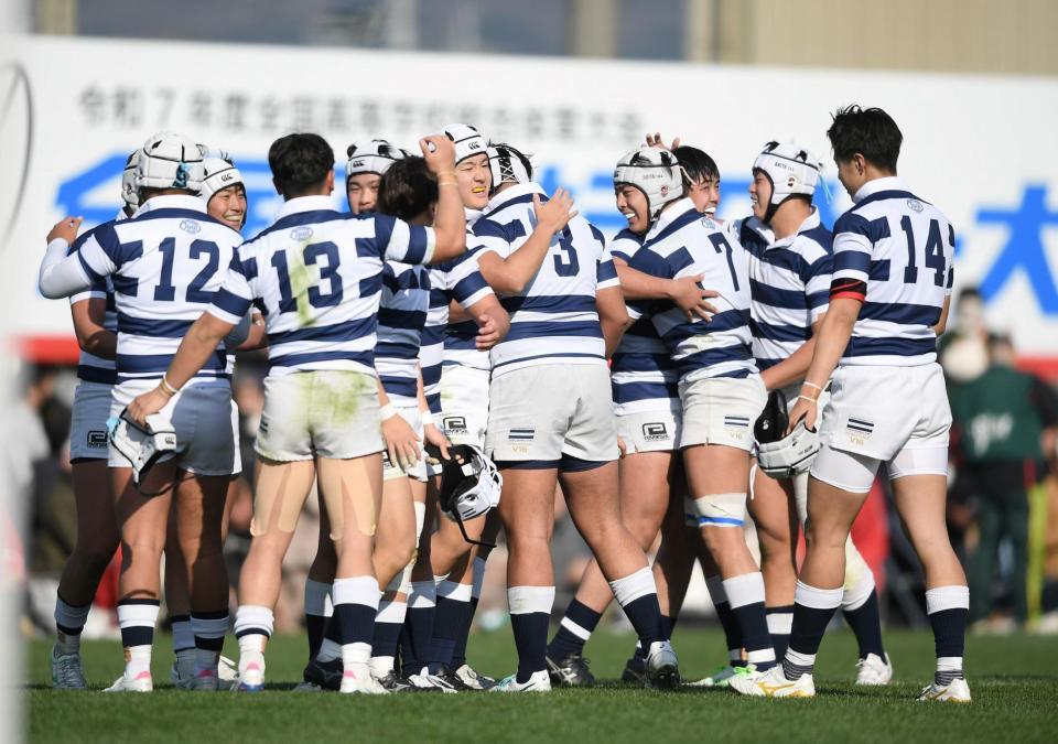 　専修大松戸に勝利し、喜ぶ合う秋田工フィフティーン（撮影・西田忠信）