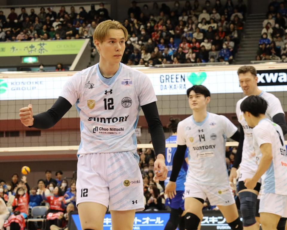 　ポイントが入り、ガッツポーズする高橋藍（撮影・中野裕美子）