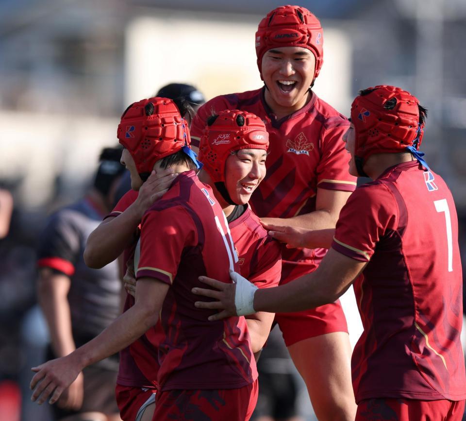 　前半、トライを決めた流通経済大柏・荻原千城（左）の周りで喜ぶ流通経大柏フィフティーン（撮影・中田匡峻）