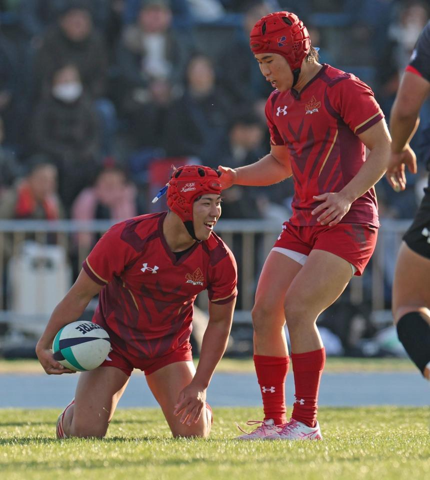 　後半、トライを決め笑顔を見せる流通経大柏・高梨大悟（左）＝撮影・中田匡峻