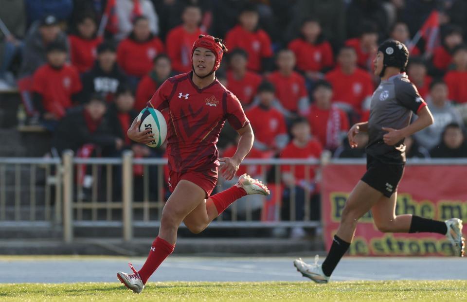 　後半、悠々とトライを決める流通経大柏・高梨大悟（左）＝撮影・中田匡峻