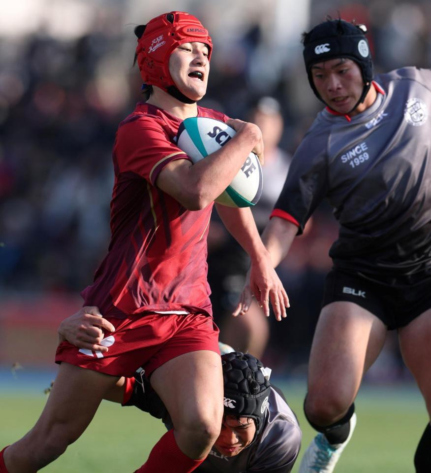 　前半、相手の守りを突っ切り、トライを決めた流通経大柏・荻原千城（撮影・中田匡峻）