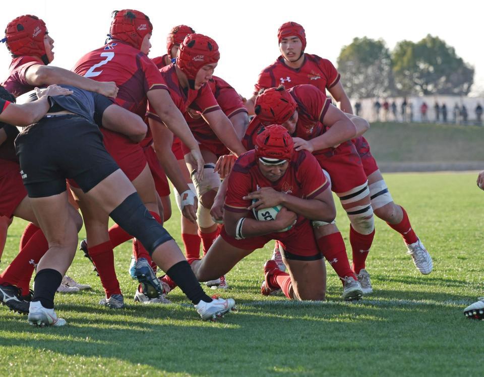 　後半、名古屋を押し切りトライを決める流通経大柏・石村ビシャル（下）＝撮影・中田匡峻