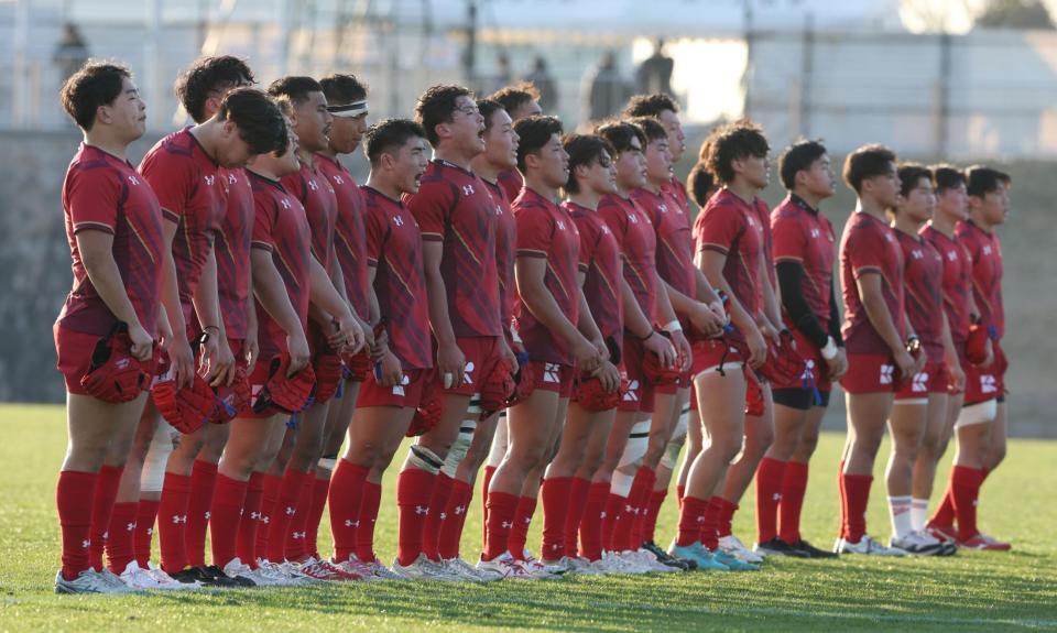 　名古屋に勝利し、スタンドにあいさつをする流通経大柏フィフティーン（撮影・中田匡峻）