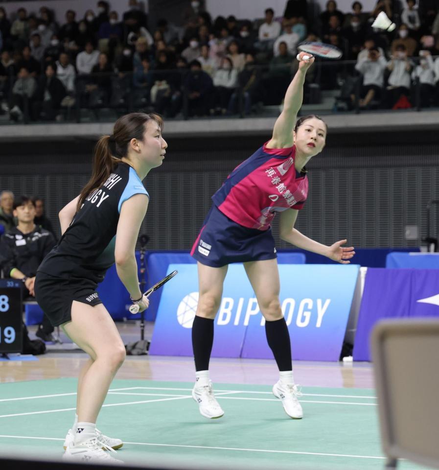 　準々決勝で勝利した志田千陽（右）、五十嵐有紗組（撮影・西岡正）