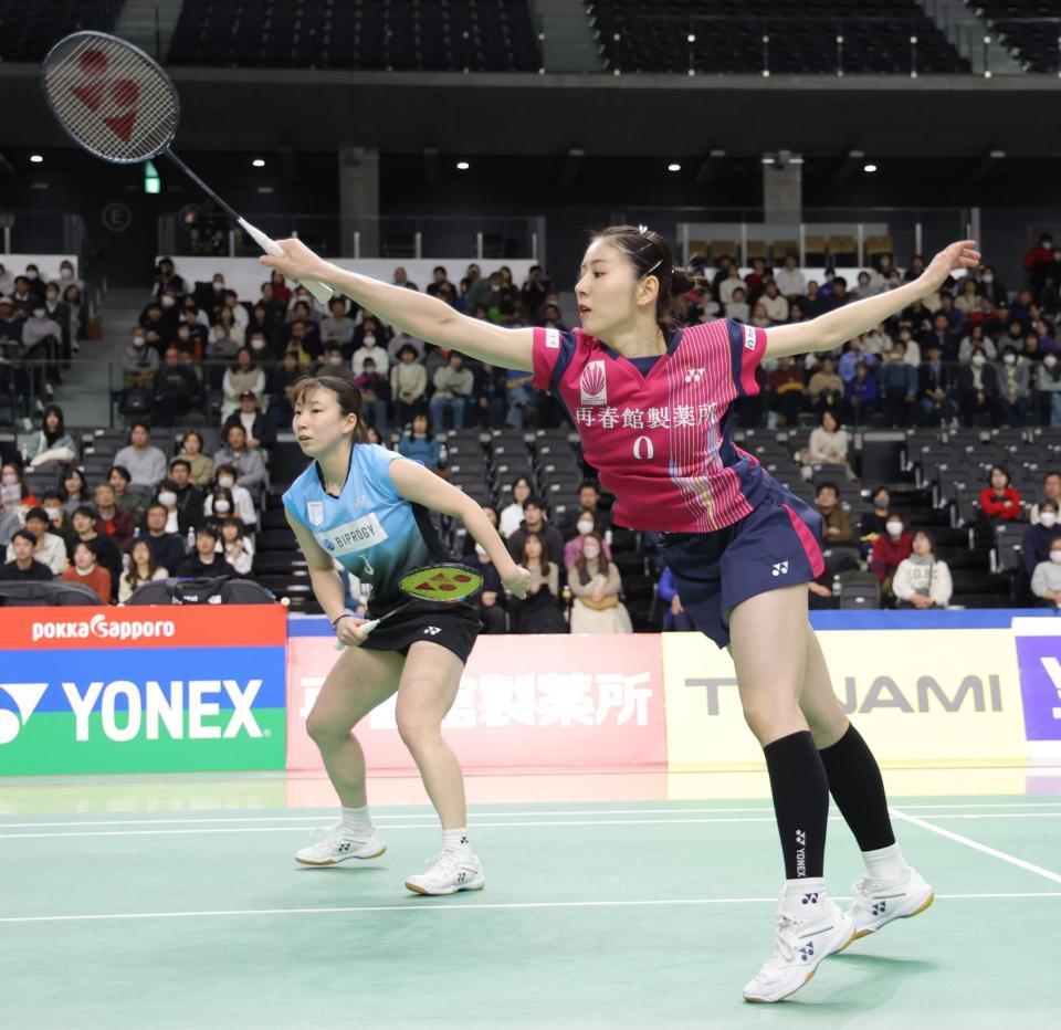 　準々決勝で勝利した志田千陽（右）、五十嵐有紗組（撮影・西岡正）