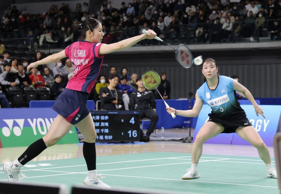 　準々決勝で勝利した志田千陽（左）、五十嵐有紗組（撮影・西岡正）