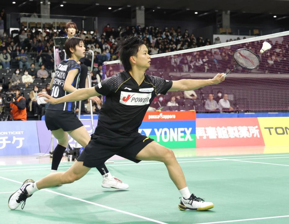 　準々決勝で勝利した渡辺勇大（手前）・田口真彩組（撮影・西岡正）