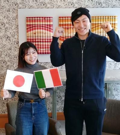　スピードスケートの全日本選手権から一夜明け、妻のカーリング女子、吉田夕梨花（左）とポーズをとる新濱立也＝２９日、長野市