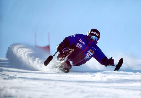 　ミラノ・コルティナ冬季パラリンピックのアルペンスキー日本代表合宿で、練習する男子座位の森井大輝＝長野県上田市
