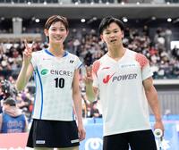 　混合ダブルスで決勝進出を決め、笑顔で撮影に応じる渡辺勇大（右）、田口真彩組