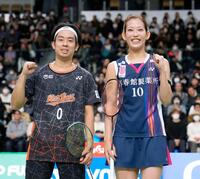 　混合ダブルスで決勝進出を決め、ポーズをとる緑川大輝（左）、松山奈未組