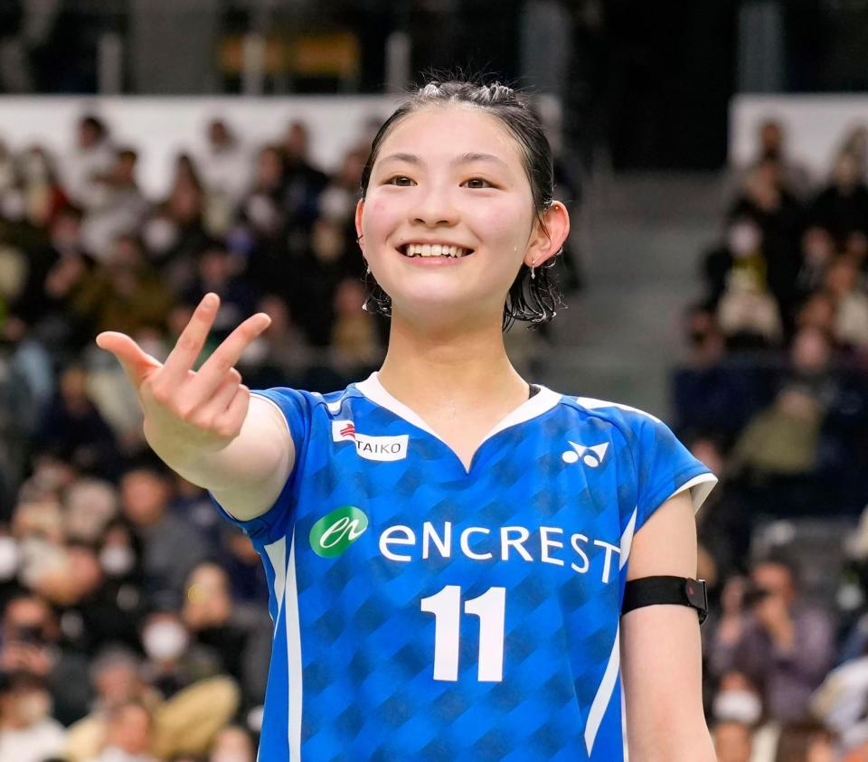 　女子シングルスで決勝進出を決め、ポーズをとる宮崎友花