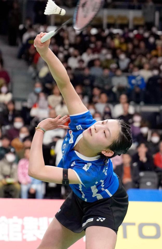 　女子シングルス準決勝でプレーする宮崎友花