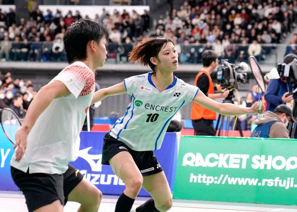 　混合ダブルス準決勝でプレーする渡辺勇大（左）、田口真彩組