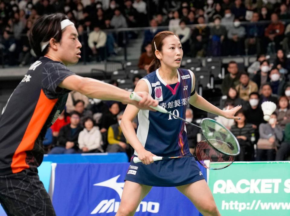 　混合ダブルス準決勝でプレーする緑川大輝（左）、松山奈未組