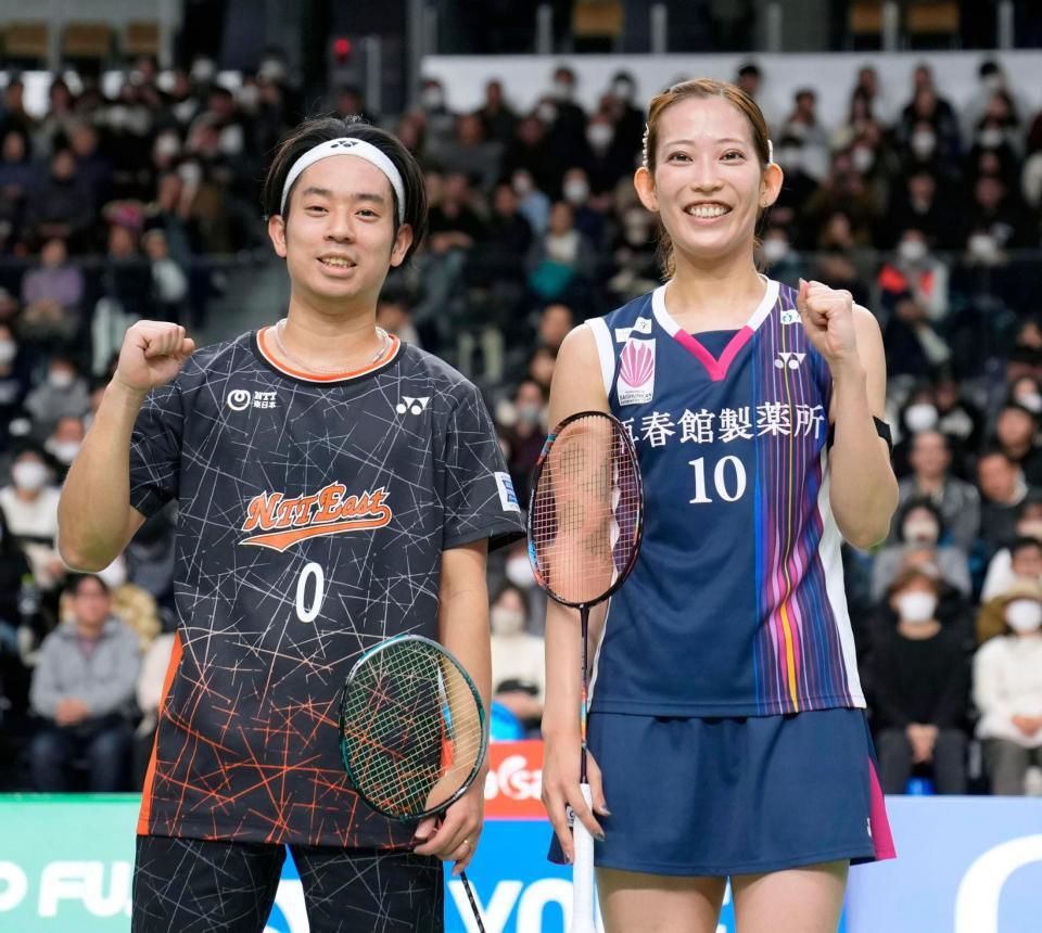 　混合ダブルスで決勝進出を決め、ポーズをとる緑川大輝（左）、松山奈未組