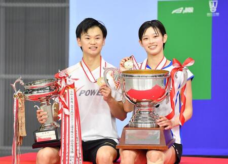 　金メダルと優勝カップを手に笑顔の渡辺勇大（左）、田口真彩ペア（撮影・開出牧）