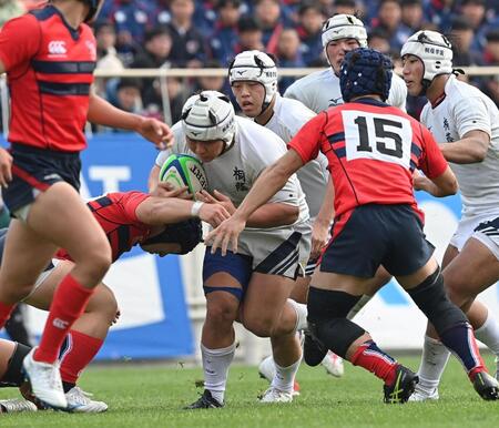 　後半、激しく突進する桐蔭学園・喜瑛人（撮影・西田忠信）