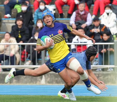 　前半、左中間にトライを決める京都成章・斉藤稀茶（撮影・立川洋一郎）