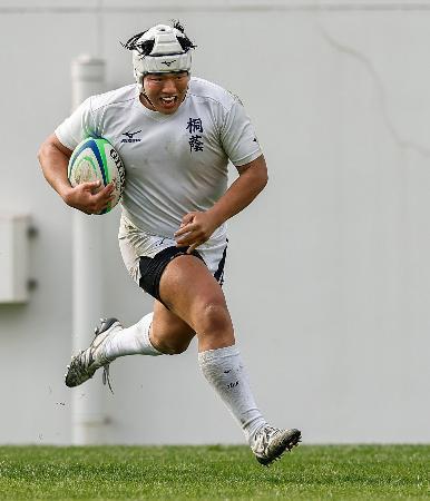 　常翔学園-桐蔭学園　後半、抜け出してトライを決める桐蔭学園・堂薗＝花園