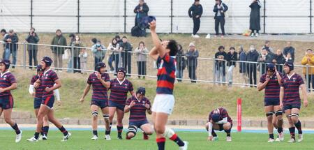 　関西学院に敗れ肩を落とす日本航空石川フィフティーン（撮影・立川洋一郎）