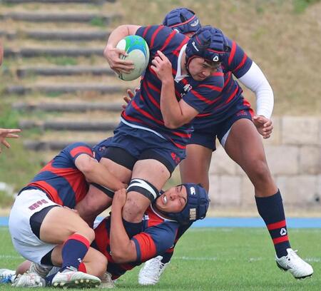 　前半、関西学院のディファンスに突進を阻まれる日本航空石川・江口凛太郎（中央）＝撮影・立川洋一郎