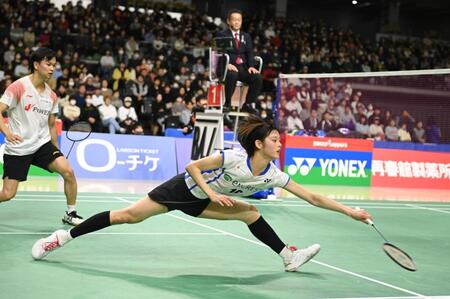 　混合ダブルス決勝でプレーする渡辺勇大（左）と田口真彩（撮影・開出牧）