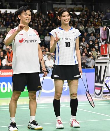 　混合ダブルスで優勝しポーズを決める渡辺勇大（左）と田口真彩（撮影・開出牧）