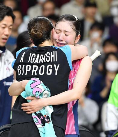 　女子ダブルスで優勝し五十嵐有紗（手前）と抱き合う志田千陽（撮影・開出牧）