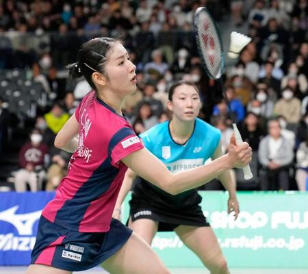 　女子ダブルスで初優勝した志田千陽（手前）、五十嵐有紗組