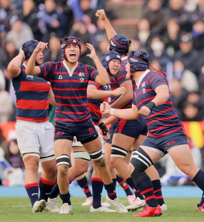 　後半、モールを押し込んでトライを奪い、喜ぶ日本航空石川フィフティーン