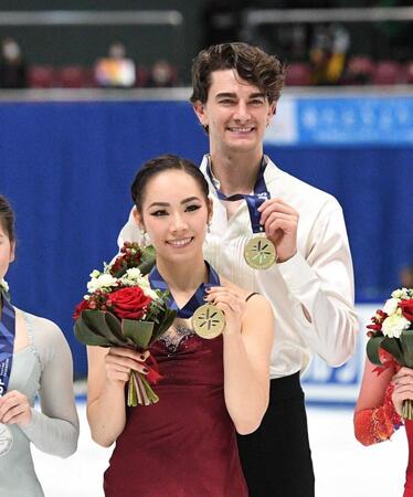 　全日本選手権で優勝し、メダルを手にする（左から）小松原美里さん、小松原尊さん＝２３年１２月