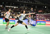 　緑川大輝、山奈未ペアと対戦する渡辺勇大（左）と田口真彩（撮影・開出牧）