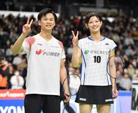 　日本一に輝きＶサインを決める渡辺勇大（左）、田口真彩ペア（撮影・開出牧）
