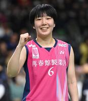 　女子シングルスで優勝しガッツポーズを決める山口茜（撮影・開出牧）