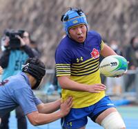 　後半、ディフェンスを振り切ってトライを挙げる京都成章・藤田壮俊（撮影・立川洋一郎）