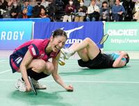 　女子ダブルスで初優勝し、喜ぶ志田千陽（左）、五十嵐有紗組