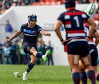 　後半、トライ後の逆転ゴールを決める東海大大阪仰星・山崎