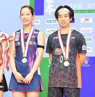 　混合ダブルスで準Ｖに輝き銀メダルを胸に表彰台に立つ緑川大輝（右）と松山奈未（撮影・開出牧）