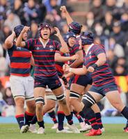 　後半、モールを押し込んでトライを奪い、喜ぶ日本航空石川フィフティーン