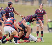 　後半、タックルを受けながらも敵陣を前進する日本航空石川・尾芝